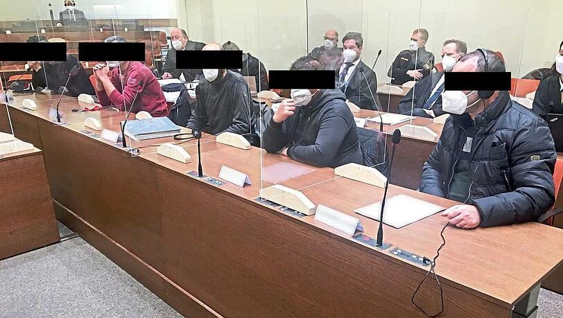 Die Angeklagten mit ihren Anwälten.