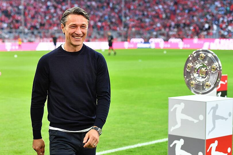 NIKO KOVAC (01.07.2018 - 03.11.2019, 491 Tage)

Die Amtszeit von kaum einem anderen Bayern-Trainer ist auf dem Papier dermaßen zwiegespalten wie die von Niko Kovac. Einerseits steht das Double, mit Kantersiegen gegen Borussia Dortmund (5:0) oder RB Leipzig im Pokalfinale (3:0). Andererseits fiel der Rekordmeister, nach einem 3:3 gegen Aufsteiger Fortuna Düsseldorf neun Punkte hinter den BVB zurück und konnte auf dem Weg ins Pokalfinale kein Spiel mit mehr als einem Tor Differenz gewinnen – obwohl es mit Drochtersen/Assel (1:0) sowie dem SV Rödinghausen (2:1) gleich zu Beginn gegen zwei Viertligisten ging. Nachdem die alten Probleme auch in der Saison 2019/20 blieben, der Mannschaft die Souveränität fehlte und Kovac zunehmend den Rückhalt in Kabine und Verein verlor, war infolge eines 1:5 bei Ex-Klub Frankfurt Schluss. Die Eintracht hat's gegeben, die Eintracht hat's genommen.