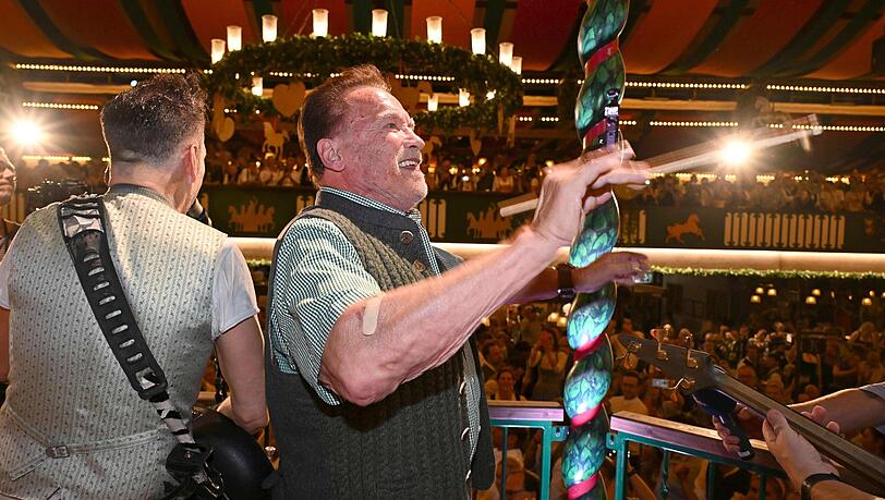 Der Terminator schwingt bei seinen Oktoberfest-Besuchen gerne den Taktstock. Der Terminator schwingt bei seinen Oktoberfest-Besuchen gerne den Taktstock.