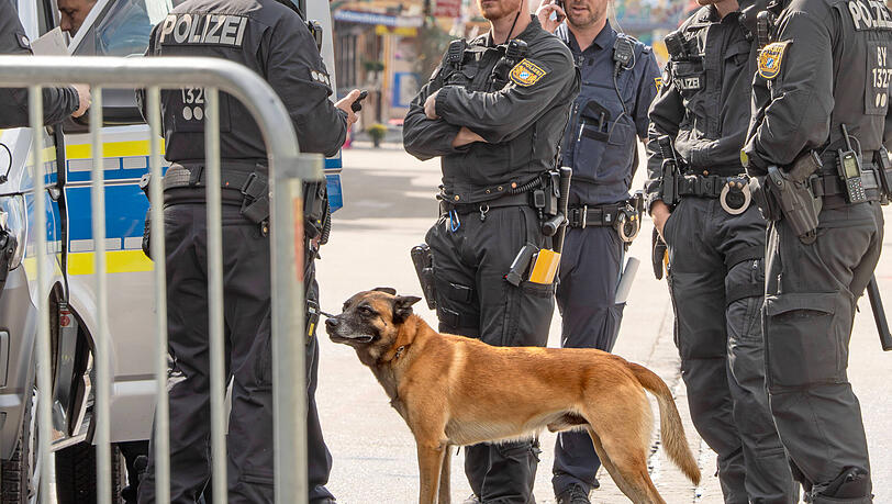 Oktoberfest wegen Bombendrohung geschlossen, Polizei durchsucht am 1. Oktober 2025 mit Sprengstoffhunden das Wiesngelände in München Oktoberfest wegen Bombendrohung geschlossen, Polizei durchsucht am 1. Oktober 2025 mit Sprengstoffhunden das Wiesngelände in München