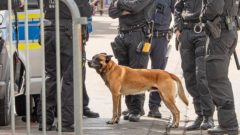 Oktoberfest wegen Bombendrohung geschlossen, Polizei durchsucht am 1. Oktober 2025 mit Sprengstoffhunden das Wiesngel&auml;nde in M&uuml;nchen