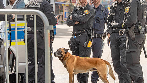 Oktoberfest wegen Bombendrohung geschlossen, Polizei durchsucht am 1. Oktober 2025 mit Sprengstoffhunden das Wiesngelände in München