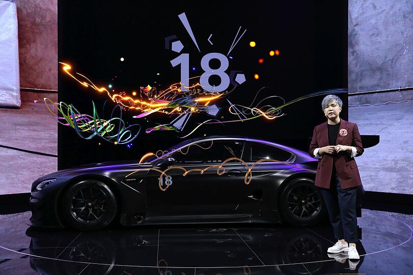 Das Auto sollte nicht nur auf der Rennstrecke, sondern auch im Herzen Rennen fahren“. Ob der BMW M6 GT3, den Cao Fei vor zehn Jahren zum Art Car beförderte, ein Fall für den Kardiologen ist, muss das Publikum entscheiden. Zudem betont die chinesische Multimediakünstlerin, dass ihr Design die Grenzen des menschlichen Denkens thematisiere. Man muss freilich hinzufügen, dass es nicht nur um das abgebildete Auto geht. Cao Feis Art Car wird von einer Augmented-Reality-Installation begleitet, die mithilfe einer App bunte Lichtschweife über dem Gefährt aufblitzen lässt. Die hätten den brasilianischen Rennfahrer Augusto Farfus beim FIA GT World Cup in Macau aber sicher irritiert. Das Auto sollte nicht nur auf der Rennstrecke, sondern auch im Herzen Rennen fahren“. Ob der BMW M6 GT3, den Cao Fei vor zehn Jahren zum Art Car beförderte, ein Fall für den Kardiologen ist, muss das Publikum entscheiden. Zudem betont die chinesische Multimediakünstlerin, dass ihr Design die Grenzen des menschlichen Denkens thematisiere. Man muss freilich hinzufügen, dass es nicht nur um das abgebildete Auto geht. Cao Feis Art Car wird von einer Augmented-Reality-Installation begleitet, die mithilfe einer App bunte Lichtschweife über dem Gefährt aufblitzen lässt. Die hätten den brasilianischen Rennfahrer Augusto Farfus beim FIA GT World Cup in Macau aber sicher irritiert.