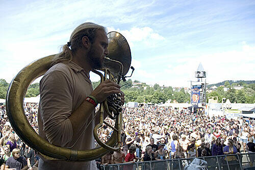 Tuba-Spieler auf dem Rock-Festival: Andreas Hofmeir von LaBrassBanda spielt 2009 auf der Bühne des Pfingst-Open-Air in Hauzenberg.