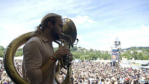 Tuba-Spieler auf dem Rock-Festival: Andreas Hofmeir von LaBrassBanda spielt 2009 auf der Bühne des Pfingst-Open-Air in Hauzenberg. Tuba-Spieler auf dem Rock-Festival: Andreas Hofmeir von LaBrassBanda spielt 2009 auf der Bühne des Pfingst-Open-Air in Hauzenberg.
