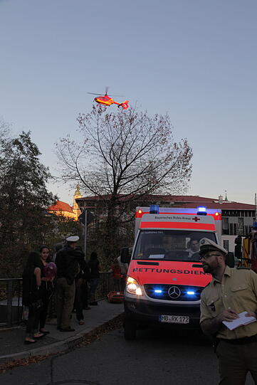 Ein Wohnmobil ist am Montag in die Schlierach gestürzt. Die Insassen haben alle überlebt. Die Bilder!