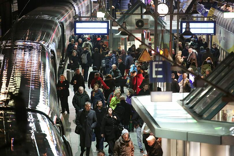 Orkan "Xaver" wirbelt den Fahrplan der Bahn gehörig durcheinander! Durch das Unwetter kann es zu Verspätungen und Zugausfällen kommen.