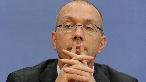 Staatsekretär Jörg Asmussen: Von der Rente mit 63 profitieren zu drei Viertel Männer - nur ein Viertel der Frührentner sind Frauen. Staatsekretär Jörg Asmussen: Von der Rente mit 63 profitieren zu drei Viertel Männer - nur ein Viertel der Frührentner sind Frauen.
