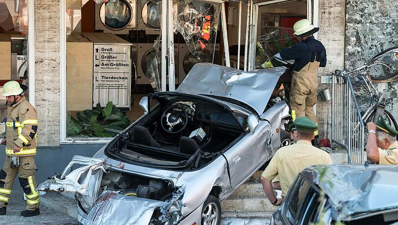 Im Sommer 2013 hinterließ der Amok-Fahrer in Regensburg eine Spur der Verwüstung und tötete ein fünfjähriges Mädchen. Jetzt muss er in die Psychiatrie. Im Sommer 2013 hinterließ der Amok-Fahrer in Regensburg eine Spur der Verwüstung und tötete ein fünfjähriges Mädchen. Jetzt muss er in die Psychiatrie.