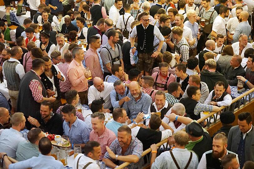 Der erste Wiesn-Sonntag in der Bräurosl gehört ganz den Schwulen und Lesben. Mitten drin bei der bunten Party: OB Dieter Reiter. Wie wild gestern Abend gefeiert wurde, sehen Sie in unserer Bildergalerie.