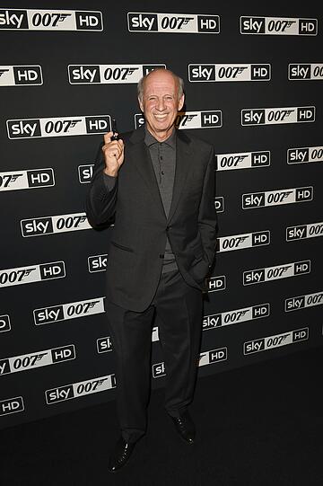 Willy Bogner (Für vier Bond-Thriller (u. a. "Im Geheimdienst Ihrer Majestät" und "Der Spion, der mich liebte") verantwortete er als Kameramann und Regisseur die Skiszenen)