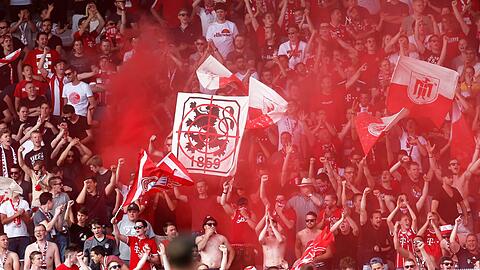 Pyro im Grünwalder Stadion: Fans des FC Bayern.