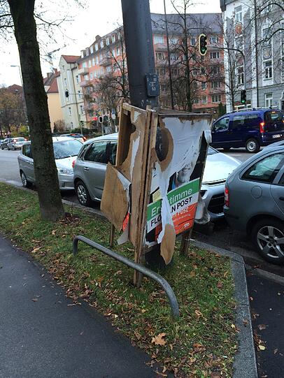Ansehnlich ist anders: Wie hier in der Nymphenburger Straße verschandeln alte Wahlplakate das Stadtbild.