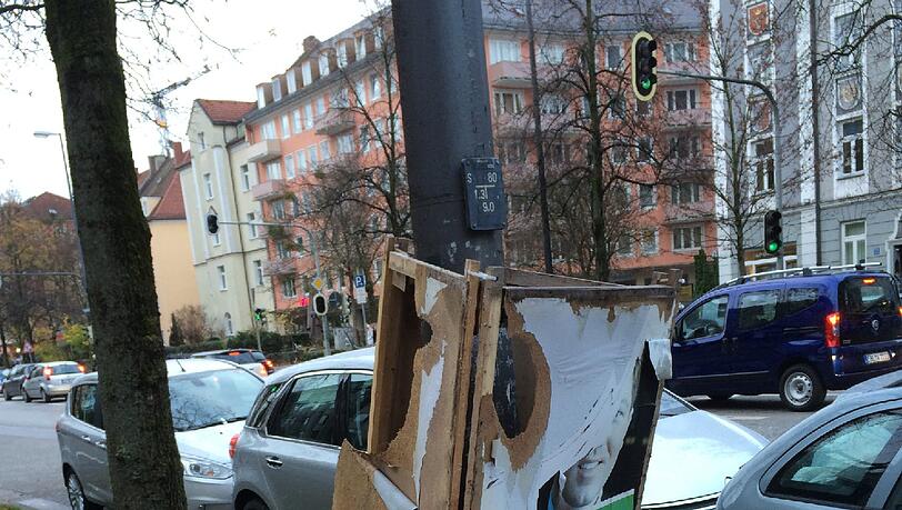 Ansehnlich ist anders: Wie hier in der Nymphenburger Straße verschandeln alte Wahlplakate das Stadtbild. Ansehnlich ist anders: Wie hier in der Nymphenburger Straße verschandeln alte Wahlplakate das Stadtbild.