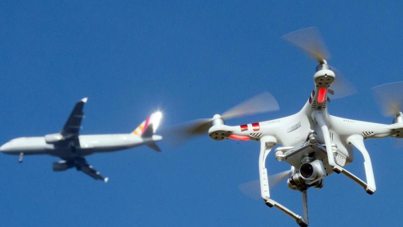 Eine Drohne (r) fliegt über einem Garten, während dahinter in weiter Entfernung ein Flugzeug zu sehen ist. Foto: Julian Stratenschulte/dpa/Archivbild Eine Drohne (r) fliegt über einem Garten, während dahinter in weiter Entfernung ein Flugzeug zu sehen ist. Foto: Julian Stratenschulte/dpa/Archivbild