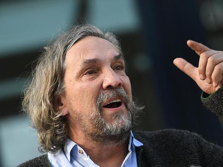 Der Spielleiter der Oberammergauer Passionspiele, Christian Stückl, gestikuliert mit den Händen. Foto: Angelika Warmuth/dpa/Archivbild