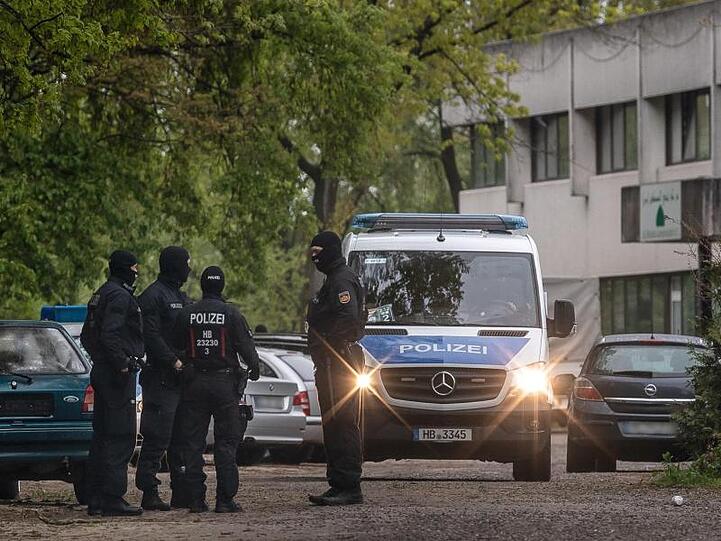 Einsatzkräfte stehen an der Straße vor der Moschee der Al-Mustafa-Gemeinschaft in Bremen.
