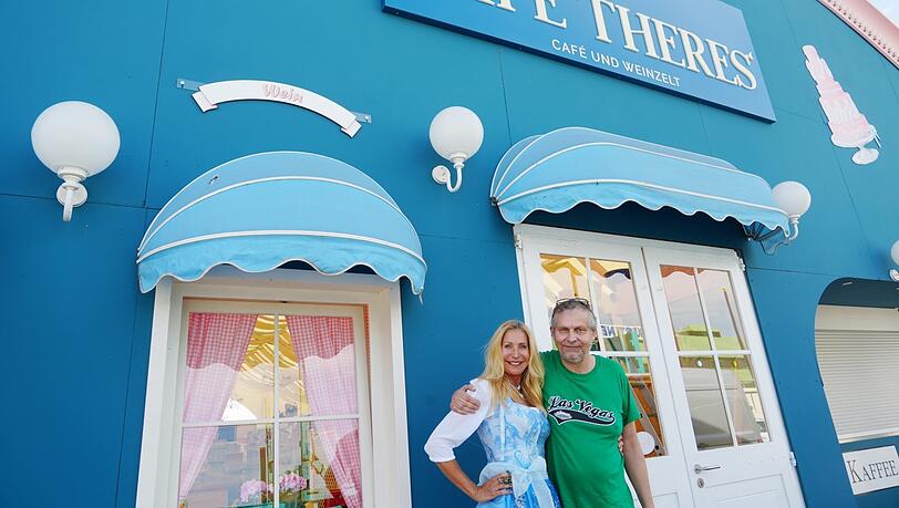 Wirtin Katharina Wiemes und Frank Lenser vor dem Café Theres' (ehemals: "Café Mohrenkopf"), das heuer mit neuer Farbe und neuem Namen erstrahlt, benannt nach Therese, Königin von Bayern. Wirtin Katharina Wiemes und Frank Lenser vor dem Café Theres' (ehemals: "Café Mohrenkopf"), das heuer mit neuer Farbe und neuem Namen erstrahlt, benannt nach Therese, Königin von Bayern.