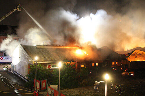 Der Großbrand am Kohlenhof stellte die Nürnberger Feuerwehr zum wiederholten Mal vor eine schwierige Aufgabe.