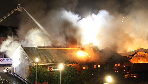 Der Großbrand am Kohlenhof stellte die Nürnberger Feuerwehr zum wiederholten Mal vor eine schwierige Aufgabe. Der Großbrand am Kohlenhof stellte die Nürnberger Feuerwehr zum wiederholten Mal vor eine schwierige Aufgabe.