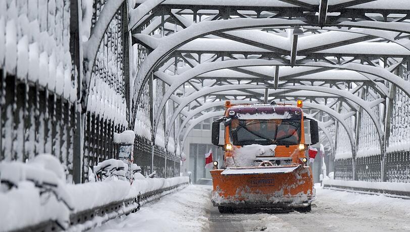 Schneematsch auch auf der Straße: Auf der Hackerbrücke kommt der Winterdienst gerade noch so hinterher.