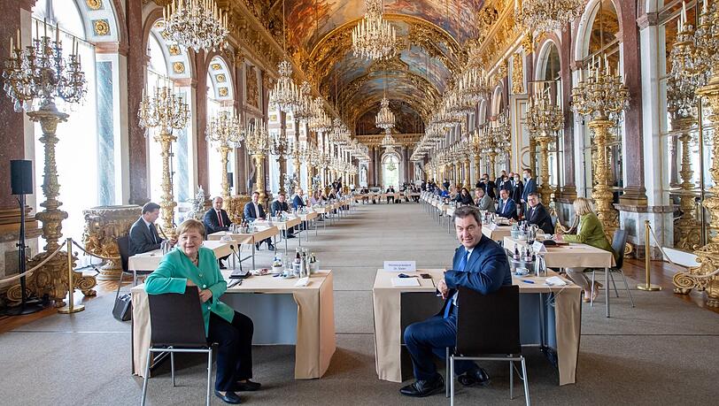 Die Spiegelgalerie im Schloss Herrenchiemsee hier konzertfrei. Die Spiegelgalerie im Schloss Herrenchiemsee hier konzertfrei.