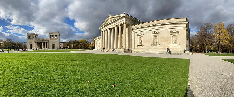 Nach vorne raus ist der Königsplatz blitzsauber. Aber in der bewaldeten Parkanlage hinter der Glyptothek (rechts) und in den Büschen am Platz entlang campieren Menschen, die einiges an Müll hinterlassen. Nach vorne raus ist der Königsplatz blitzsauber. Aber in der bewaldeten Parkanlage hinter der Glyptothek (rechts) und in den Büschen am Platz entlang campieren Menschen, die einiges an Müll hinterlassen.