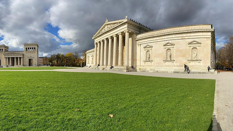 Nach vorne raus ist der Königsplatz blitzsauber. Aber in der bewaldeten Parkanlage hinter der Glyptothek (rechts) und in den Büschen am Platz entlang campieren Menschen, die einiges an Müll hinterlassen. Nach vorne raus ist der Königsplatz blitzsauber. Aber in der bewaldeten Parkanlage hinter der Glyptothek (rechts) und in den Büschen am Platz entlang campieren Menschen, die einiges an Müll hinterlassen.