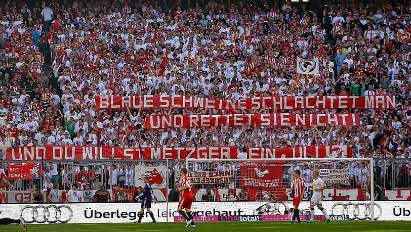 Bayern-Fans rasten beim Gladbach-Spiel aus: „Wer den Blauen Millionen zuschiebt, hat unser Vertrauen nicht verdient. Hoeneß, du Lügner“, war auf Plakaten zu lesen. Bayern-Fans rasten beim Gladbach-Spiel aus: „Wer den Blauen Millionen zuschiebt, hat unser Vertrauen nicht verdient. Hoeneß, du Lügner“, war auf Plakaten zu lesen.