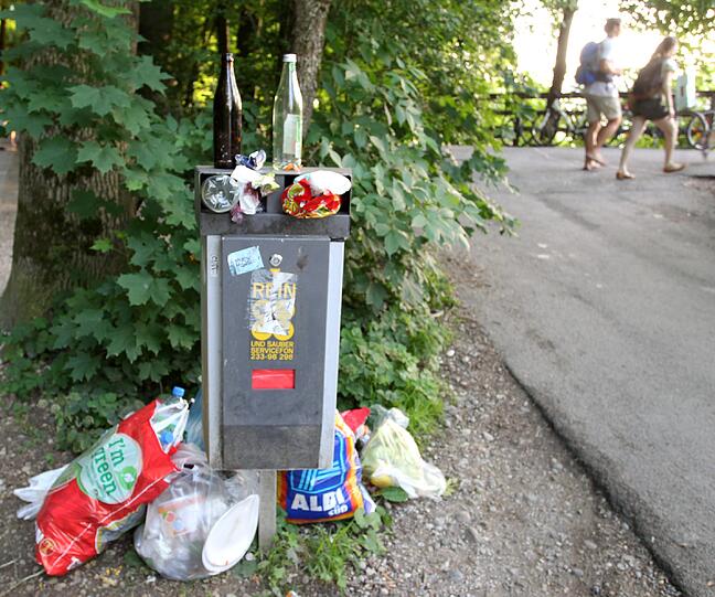Was vom Tage übrig bleibt: Flaschen, Papier, Dreck. AZ-Fotografin Petra Schramek hat dokumentiert, wie es am Wochenende an der Isar ausgesehen hat.