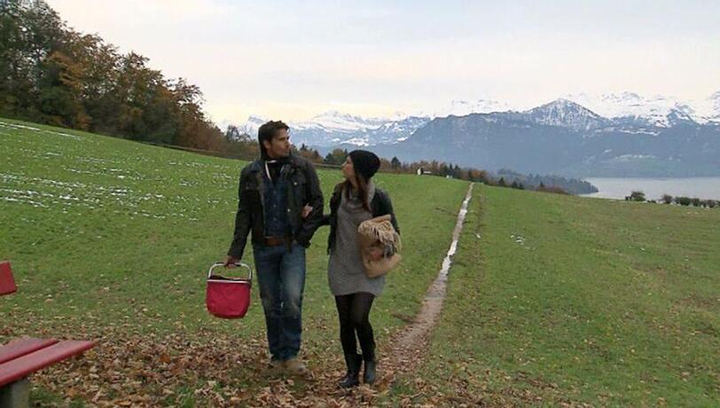 Der Bachelor will mit Mona die Zweisamkeit genießen; sie machen ein Picknick in Luzern.