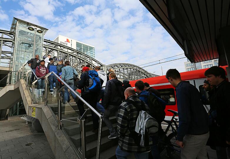 Wegen einer Baustelle an der Donnersbergerbrücke fährt zwischen Pasing und Hackerbrücke keine S-Bahn. Die Fahrgäste müssen in den Bus umsteigen! Die Bilder!