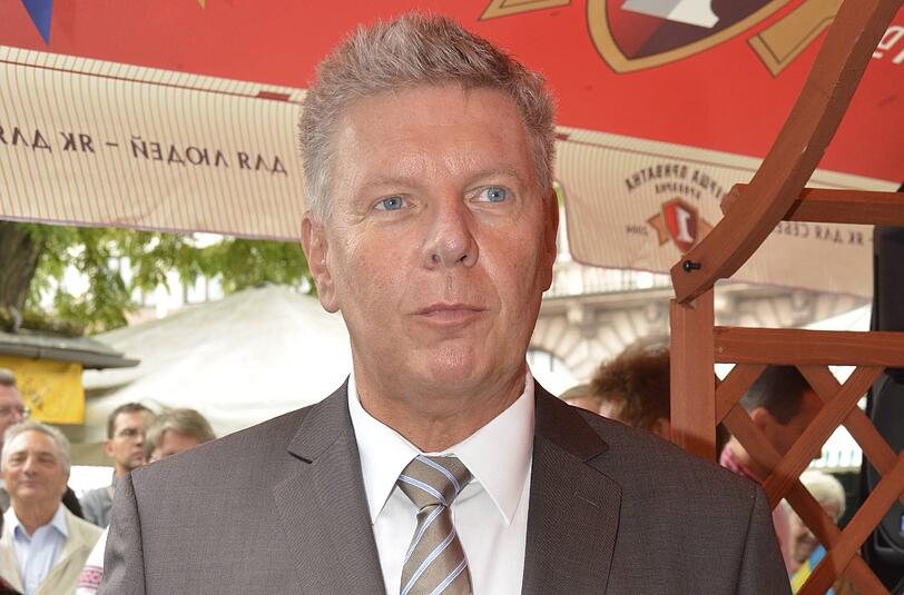 Münchens Oberbürgermeister Dieter Reiter: "Mit "Blacky" Fuchsberger verliert das deutsche Fernsehen einen der ganz Großen. Schon als Kind habe ich ihn in seiner Rolle als Inspektor in den legendären Edgar-Wallace-Filmen bewundert. Bei den Olympischen Spielen 1972 in München war er Stadionsprecher, seine Stimme wurde weltbekannt. Aber es waren seine Filme und Fernsehauftritte, die ihn zum Star gemacht haben. Zuletzt habe ich den hinreißenden Film "Die Spätzünder" mit ihm gesehen. Er wird mir, er wird uns fehlen. Ich wünsche seiner Frau und allen Angehörigen viel Kraft für diese Zeitdes Abschieds."