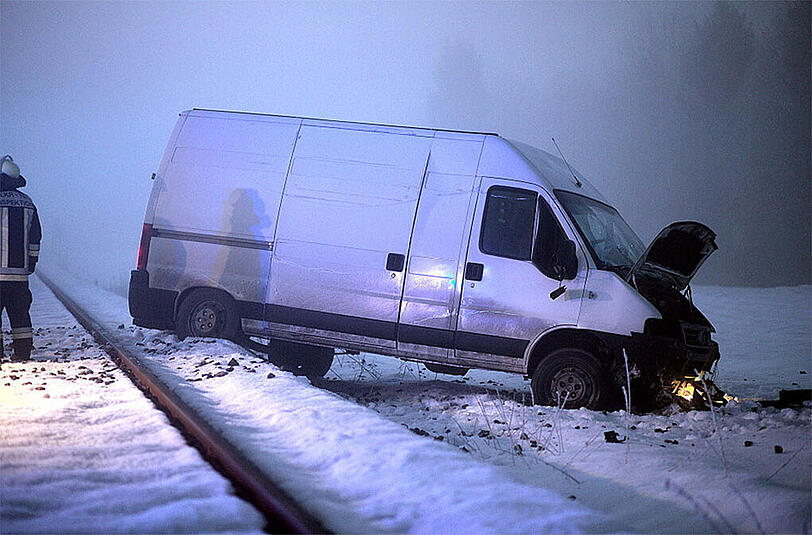 Wenn das Navi am Verkehrsunfall schuld ist: Ein Lieferwagen fuhr auf die Bahnlinie neben der Straße, weil das Navi den Weg dorthin wies.