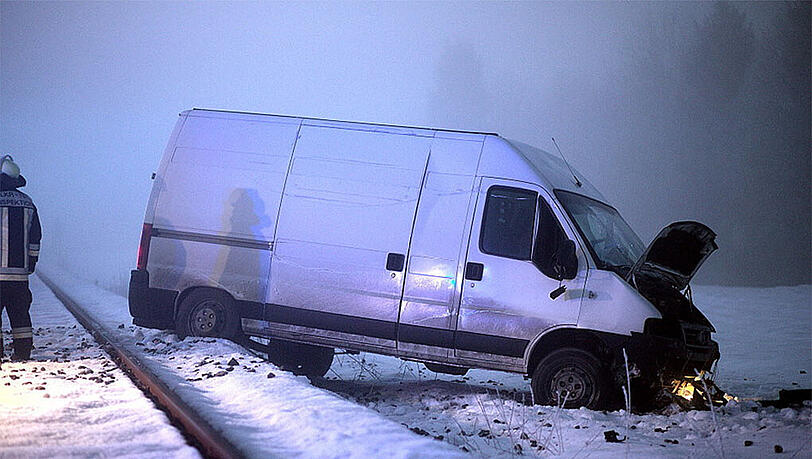 Wenn das Navi am Verkehrsunfall schuld ist: Ein Lieferwagen fuhr auf die Bahnlinie neben der Straße, weil das Navi den Weg dorthin wies. Wenn das Navi am Verkehrsunfall schuld ist: Ein Lieferwagen fuhr auf die Bahnlinie neben der Straße, weil das Navi den Weg dorthin wies.