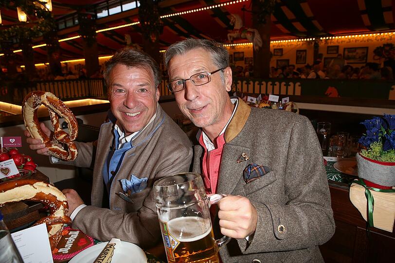 Prost! Patrick Lindner mit Lebensgefährte Peter Schäfer (r.).
