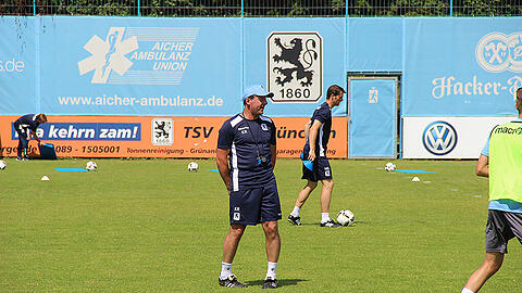 Der neue Löwen-Trainer Kosta Runjaic beobachtet seine Spieler in den ersten Trainingseinheiten ganz genau.