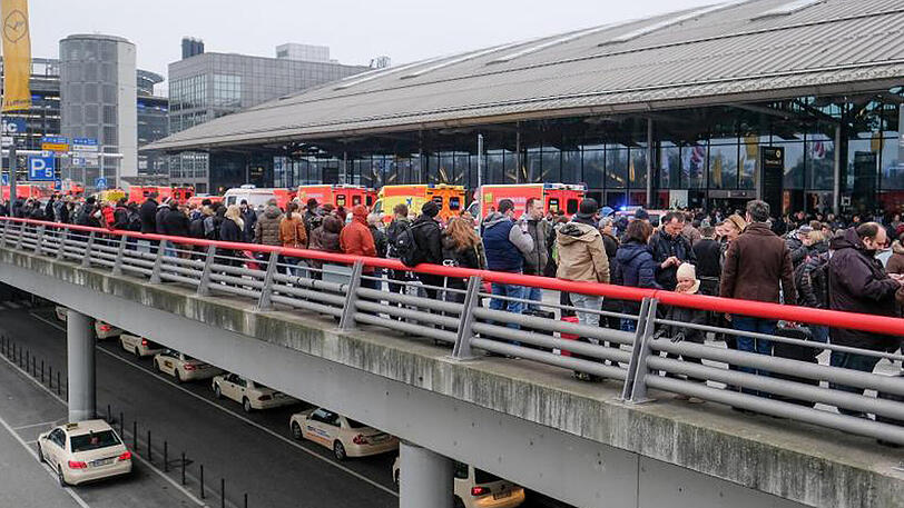 Zahlreiche Reisegäste mussten bei eisigen Temperaturen vor den Terminals ausharren.