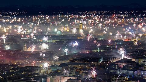 München leuchtet bunt in der Silvesternacht. Doch heuer soll es ruhiger werden. Dank Böllerverbot.