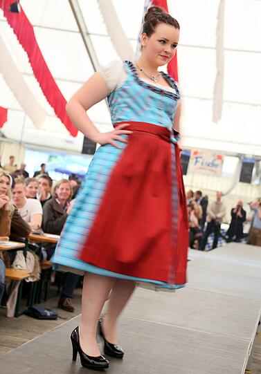 Trachtenmodenschau auf dem 27. Haderner Dorffest. Die Bilder.