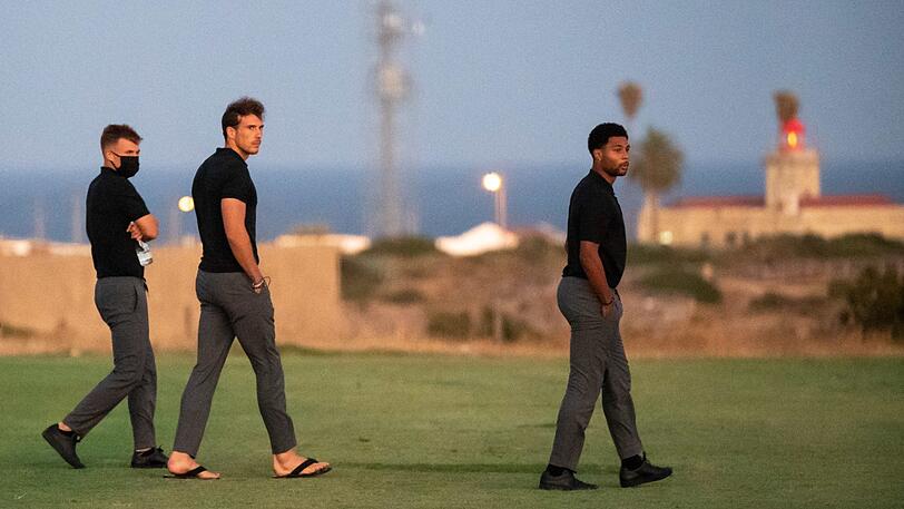Trainingscamp mit toller Aussicht: Joshua Kimmich, Leon Goretzka und Serge Gnabry (v.l.) vor der Algarve-Küste in Lagos.