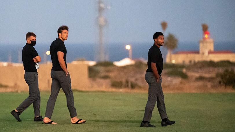 Trainingscamp mit toller Aussicht: Joshua Kimmich, Leon Goretzka und Serge Gnabry (v.l.) vor der Algarve-Küste in Lagos. Trainingscamp mit toller Aussicht: Joshua Kimmich, Leon Goretzka und Serge Gnabry (v.l.) vor der Algarve-Küste in Lagos.