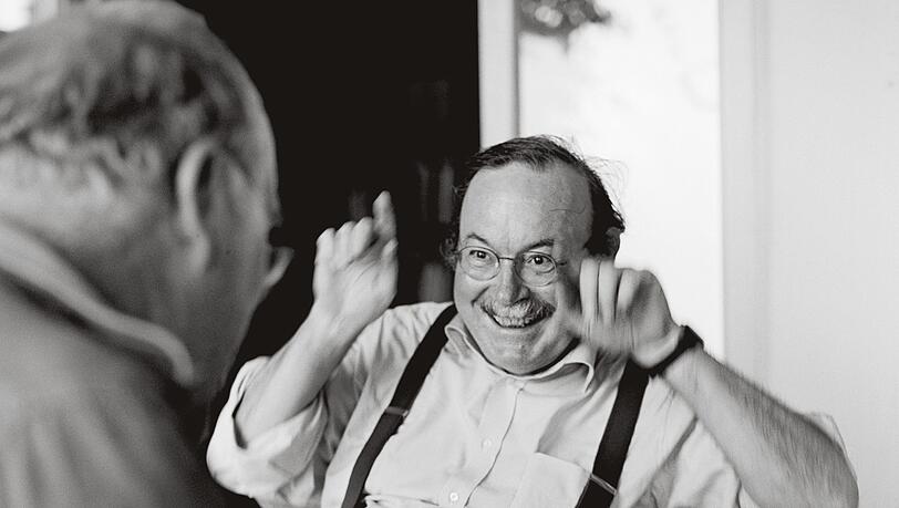 Der Fotograf Peter Lindbergh (links) im Gespräch mit seinem Verleger Lothar Schirmer. Der Fotograf Peter Lindbergh (links) im Gespräch mit seinem Verleger Lothar Schirmer.