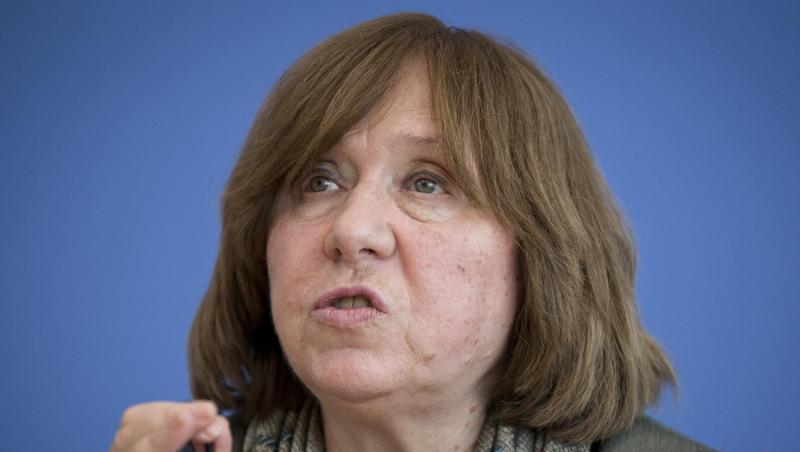 Swetlana Alexijewitsch hatte Lukaschenko zum Rücktritt aufgefordert, "bevor es zu spät ist". Swetlana Alexijewitsch hatte Lukaschenko zum Rücktritt aufgefordert, "bevor es zu spät ist".