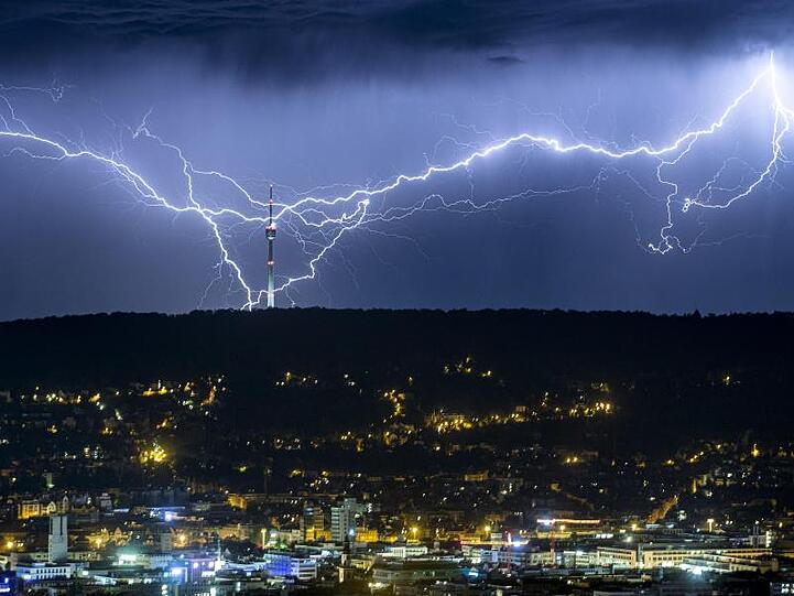 Blitze schlagen in der Nacht zu Samstag nahe des Stuttgarter Fernsehturms ein.