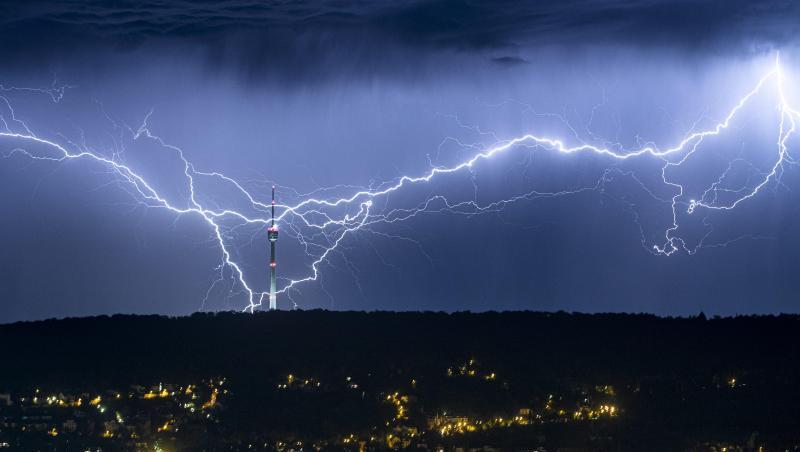 Blitze schlagen in der Nacht zu Samstag nahe des Stuttgarter Fernsehturms ein. Blitze schlagen in der Nacht zu Samstag nahe des Stuttgarter Fernsehturms ein.