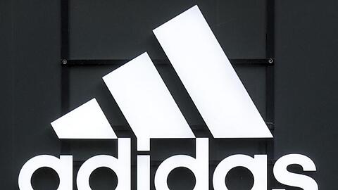 Das Logo des Sportartikelherstellers adidas.