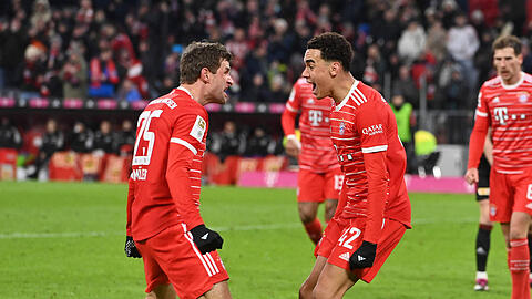 Thomas Müller (l.) feiert mit Geburtstagskind und Torschütze Jamal Musiala den Statement-Sieg des FC Bayern gegen Union Berlin.