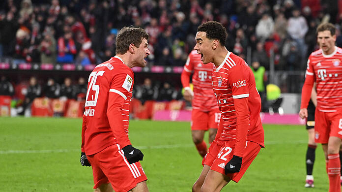 Thomas Müller (l.) feiert mit Geburtstagskind und Torschütze Jamal Musiala den Statement-Sieg des FC Bayern gegen Union Berlin.