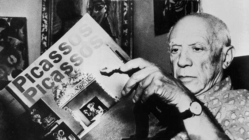 Aufmerksam und mit kritischem Blick blättert Picasso 1961 durch den eigenen Mythos, da ist der Künstler gerade 80 Jahre alt geworden.